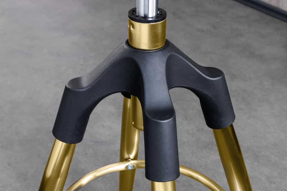 Höhenverstellbarer Barhocker INDUSTRIAL gold schwarz Metall rund drehbar Industrial Design
