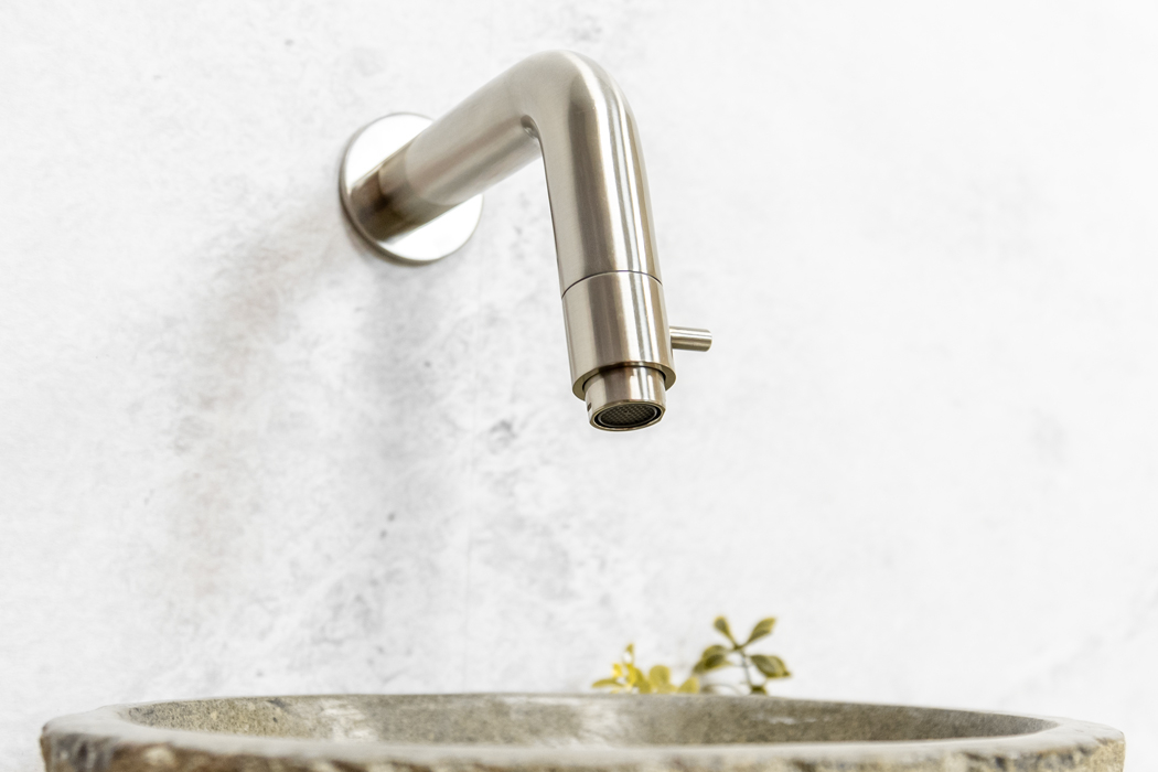 Saniclear Baru fonteinset met eiken plank, rivierstenen waskom en RVS kraan voor in het toilet