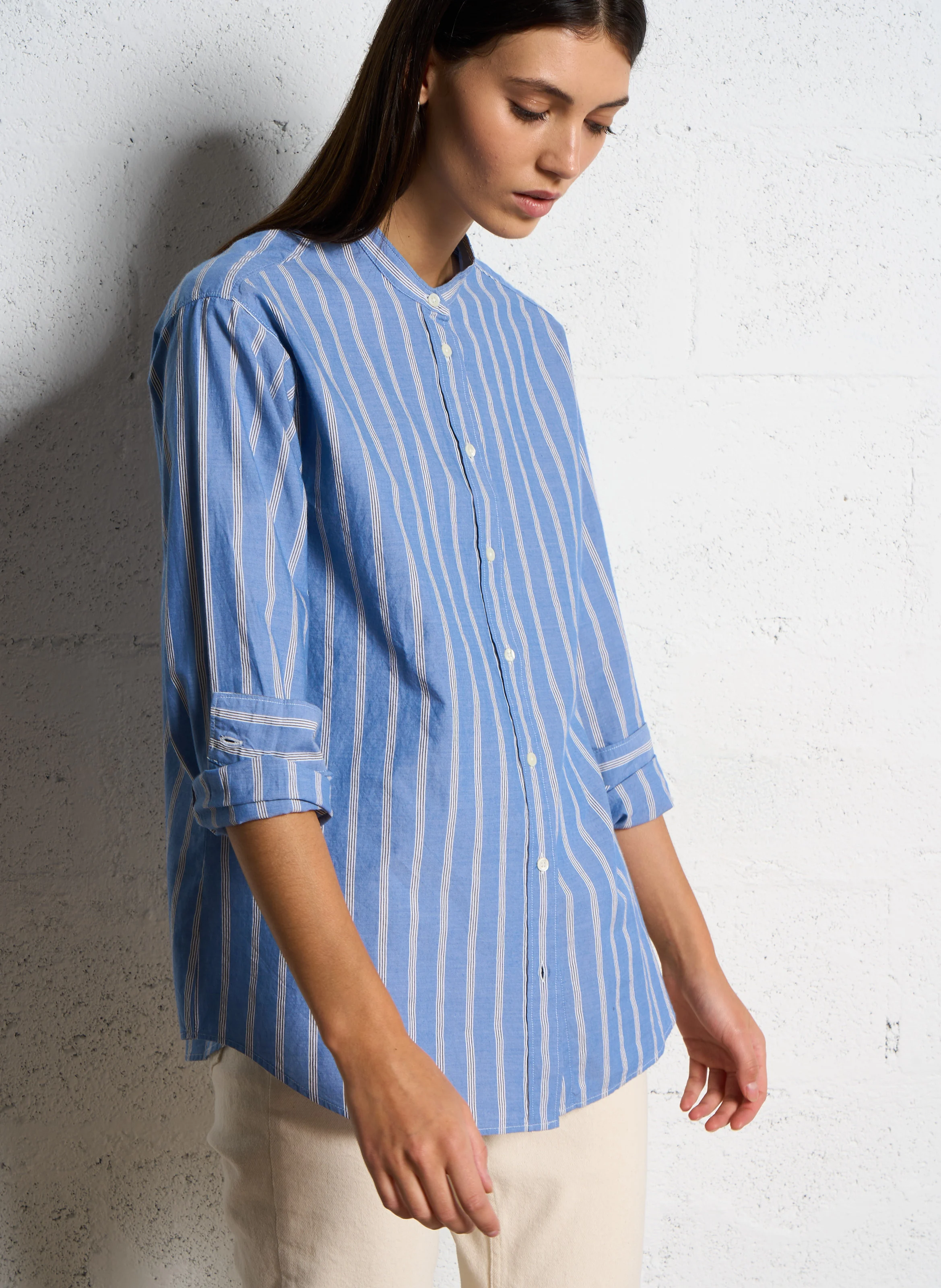 CRISTAL - Chemise col rond droite en coton rayé | Bleu