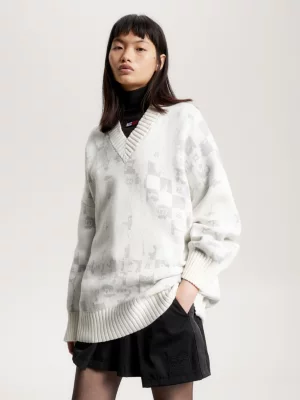 Suéter oversized com decote em V e logo em entalhe