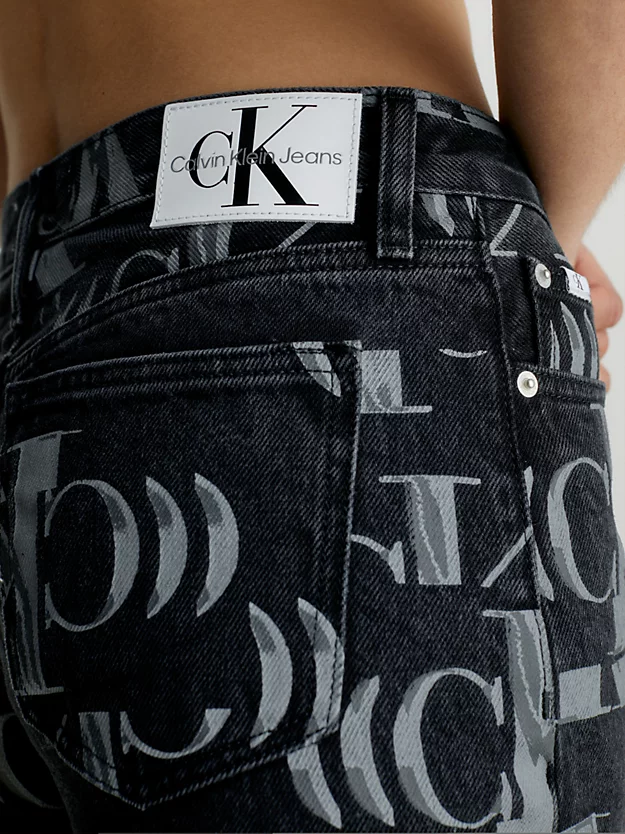 Calça jeans reta com logo por toda a peça