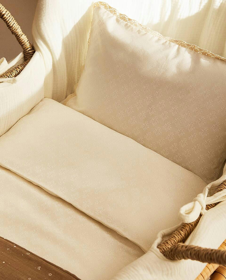 Conjunto de capa de edredom e fronha infantil com acabamento em renda.