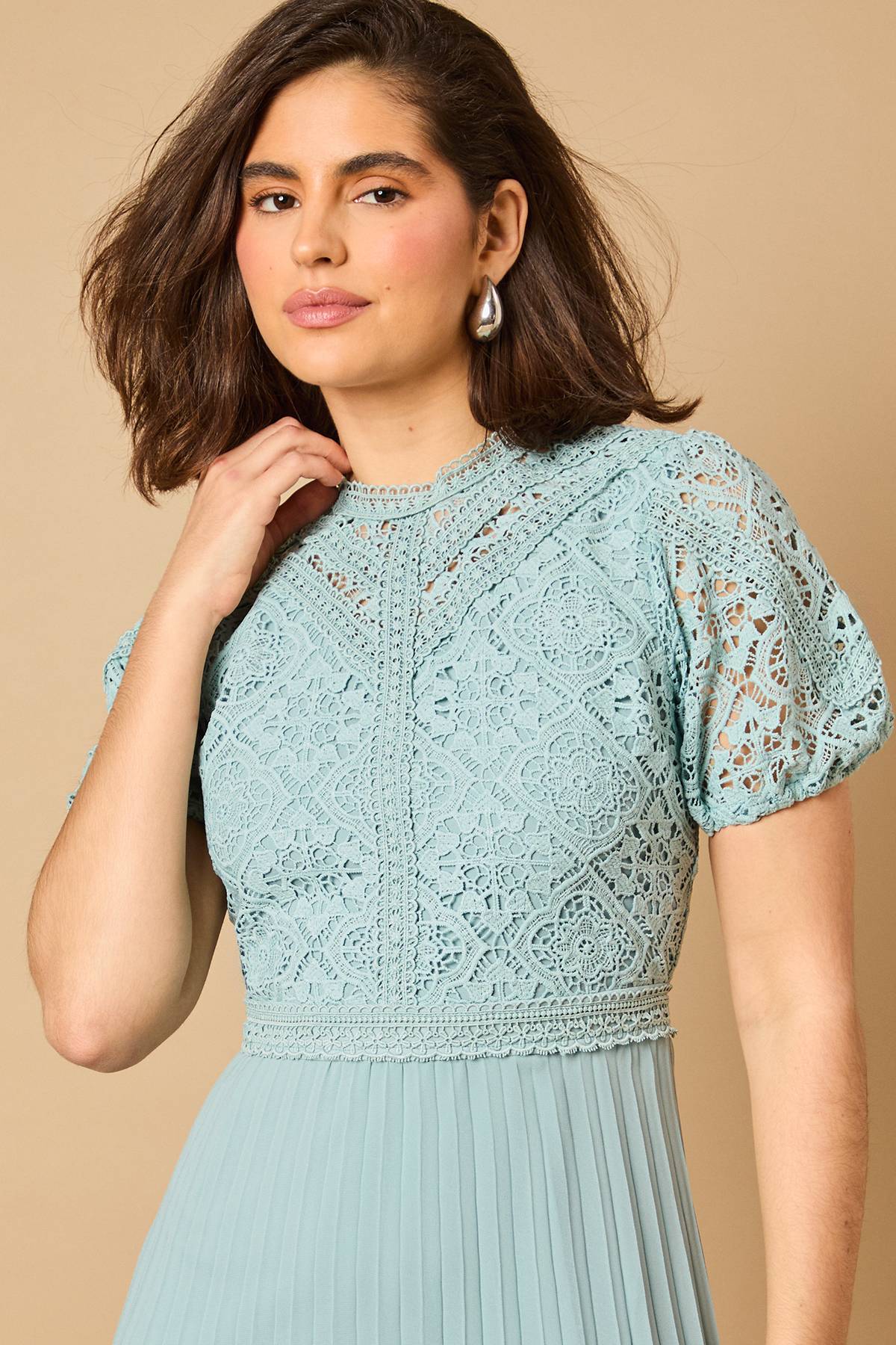 Oasis Robe Mi-Longue Plissée à Manches Bouffantes en Dentelle