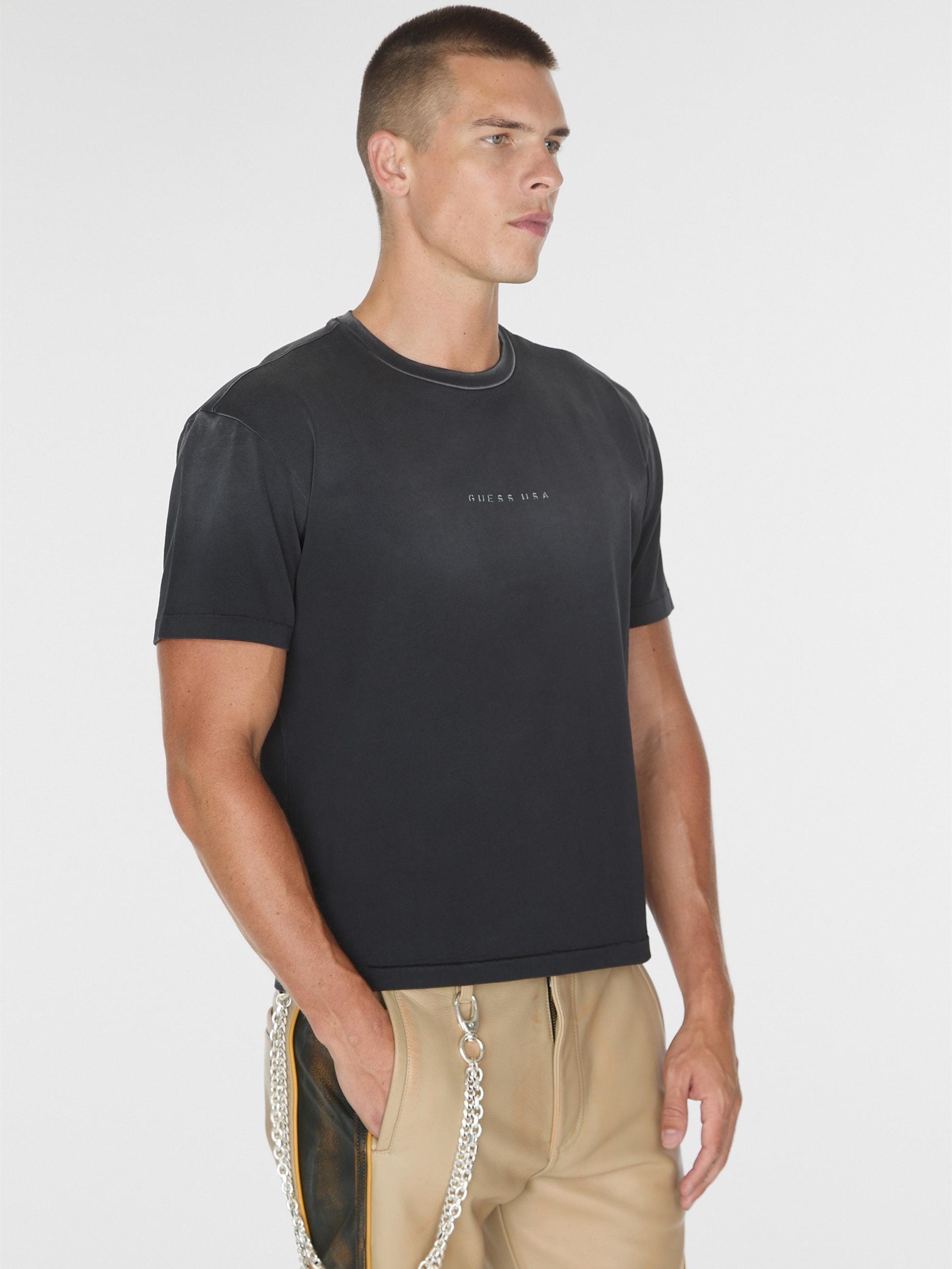 camiseta com logo desgastado