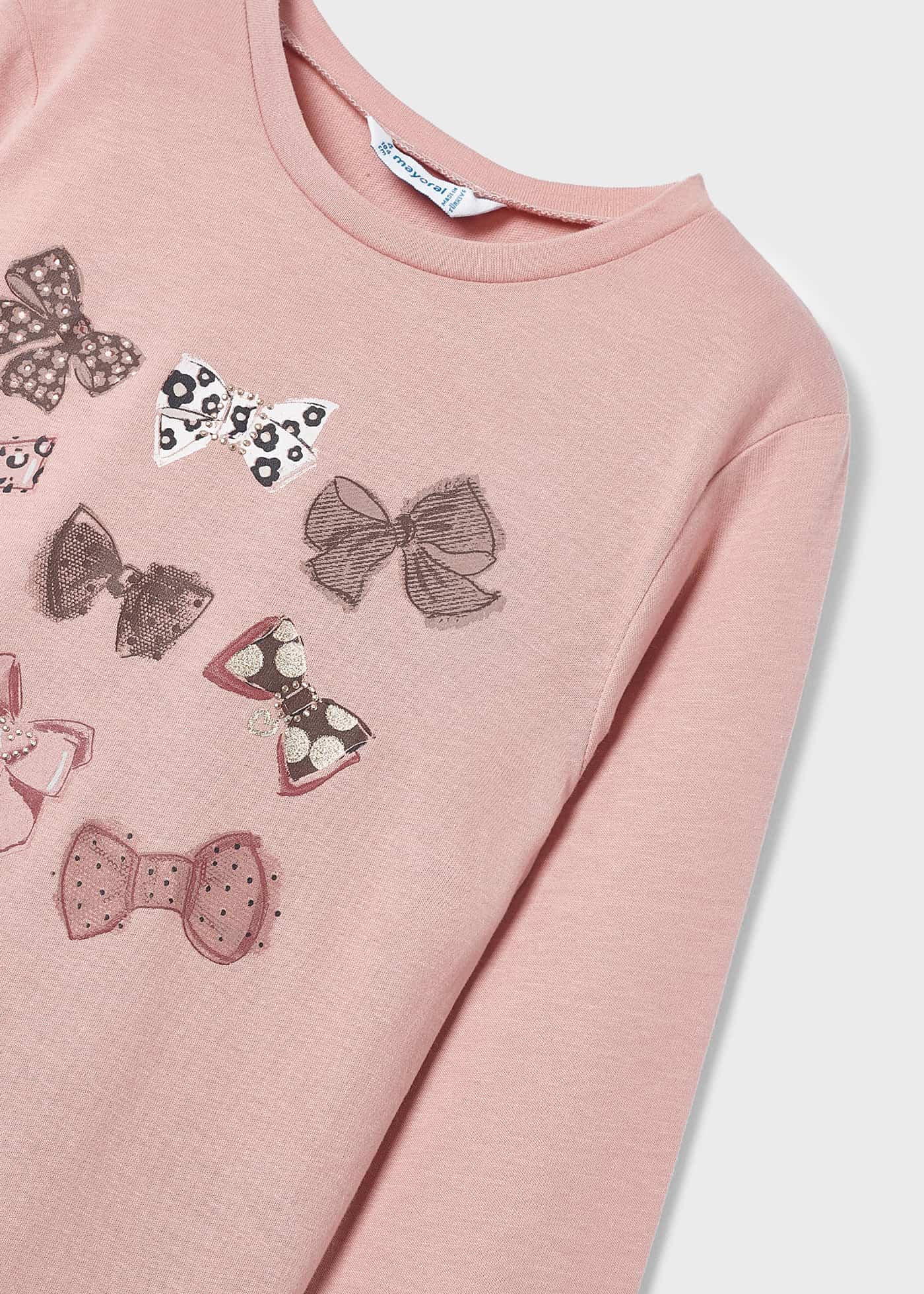 Camiseta infantil Better Cotton com elástico de cabelo.