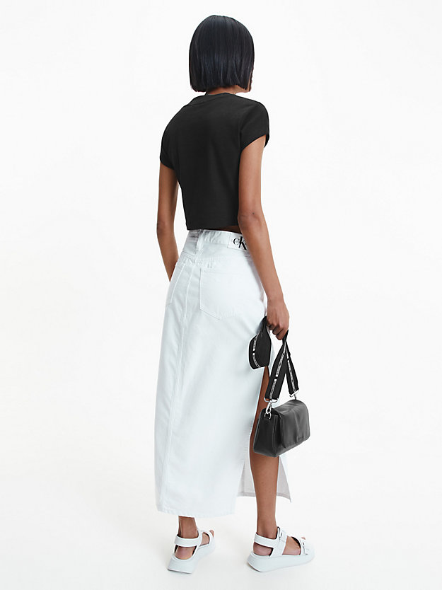 Camiseta cropped canelada de corte justo