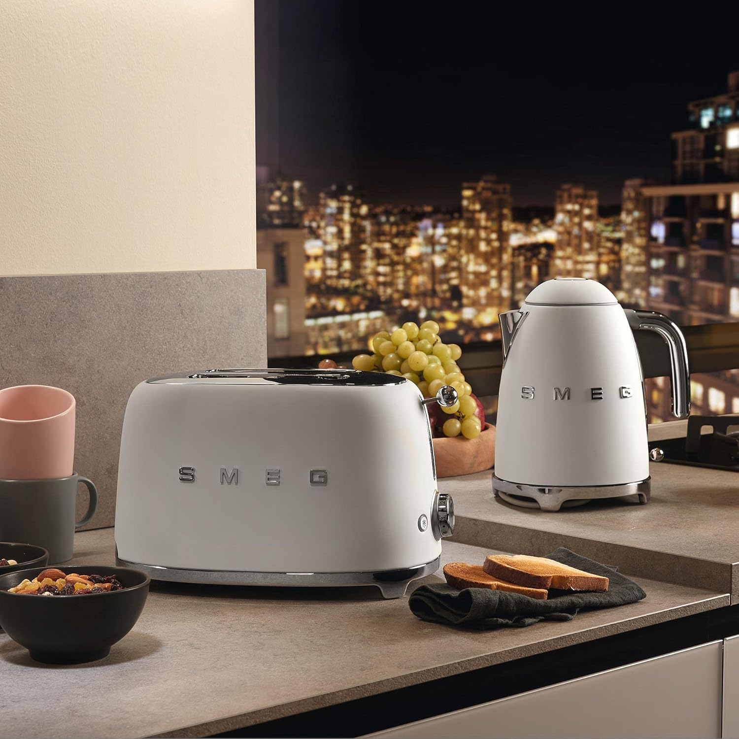 Smeg, Bouilloire Électrique KLF03PGEU 1,7 L, Filtre Anticalcaire Lavable, Arrêt Automatique de Sécurité, Indicateur de Niveau d'Eau, Base Antidérapante, Range Cordon, Puissance 2400W, Vert d'Eau