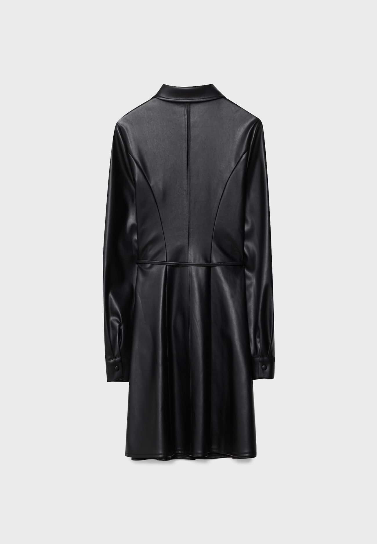 Vestido curto tipo camisa com efeito de couro