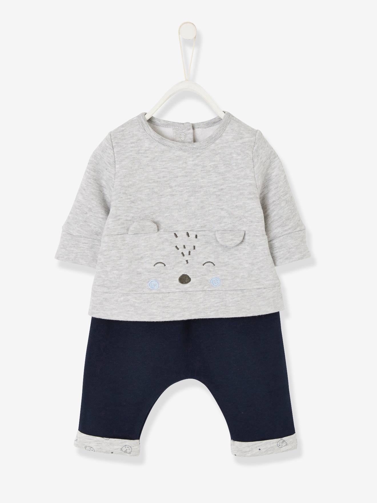 Conjunto personalizável para recém-nascido composto por moletom e calça lisa azul-escura com estampas.
