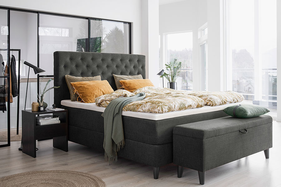 Zilva kontinentalseng 180x200 cm. Tekstil Moment Midnight med Pure Elastec overmadrass og 14 cm sorte Cone ben.