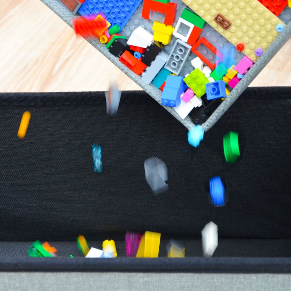 Kinder Aufbewahrungsbox mit Bauplatte - 53x27x30 Sitzbank - Baustein Spieltisch