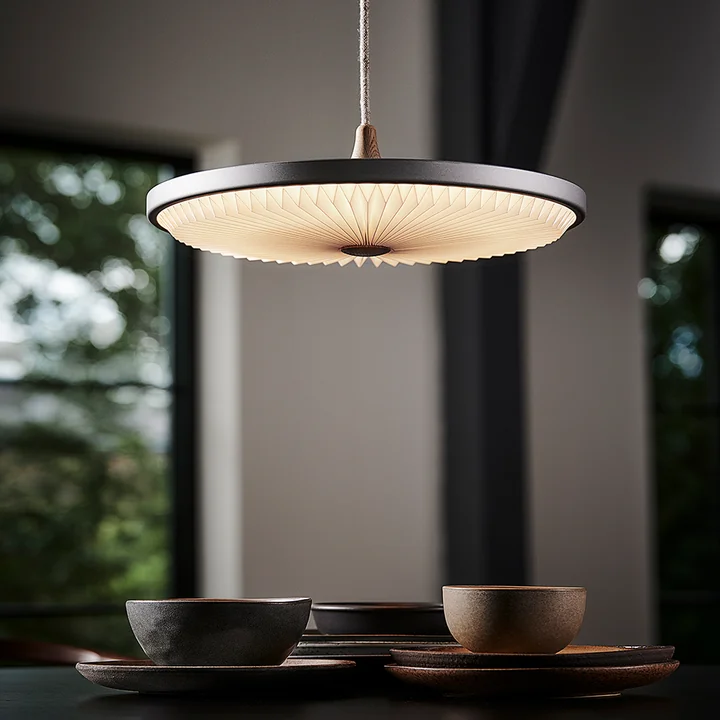 Le Klint - Soleil LED-Pendelleuchte Ø 35 cm, Standard Schirm, silver cloud