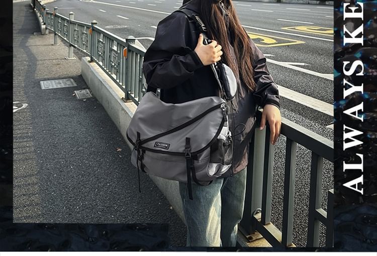 HOVERUP - Messengerbag met letters en applicaties