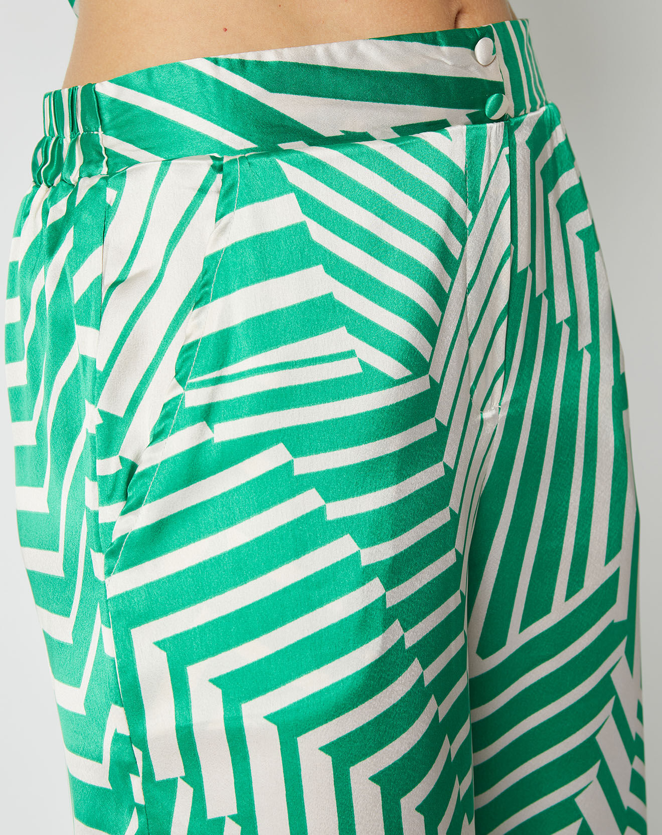 An'ge Pantalon fluide Rayane effet satiné à motifs vert