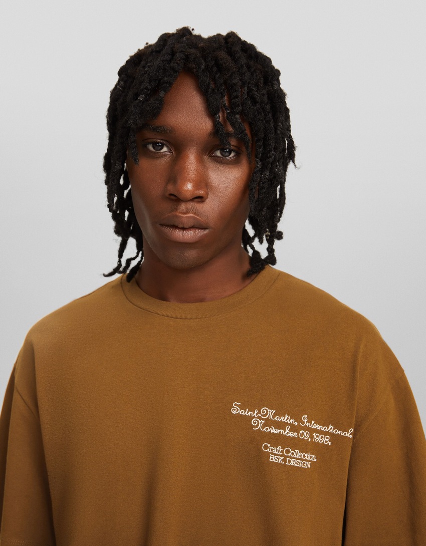 Camiseta de manga curta com estampa e modelagem quadrada