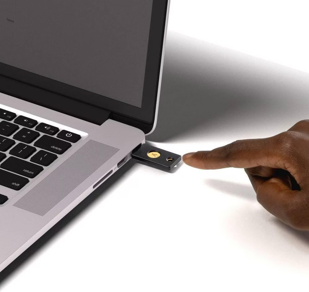 YubiKey 5 NFC USB Sicherheitsschlüssel (05060408461426) - Schwarz