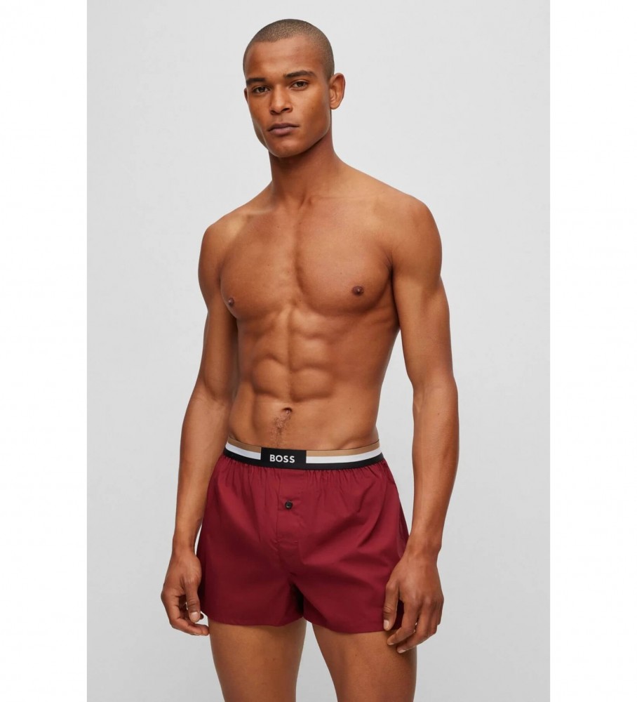 Conjunto de 2 cuecas boxer BOSS nas cores bordô e preta.