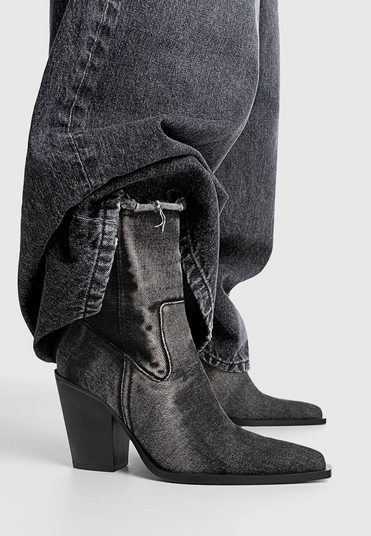 Botas de cano curto estilo cowboy com salto alto em jeans