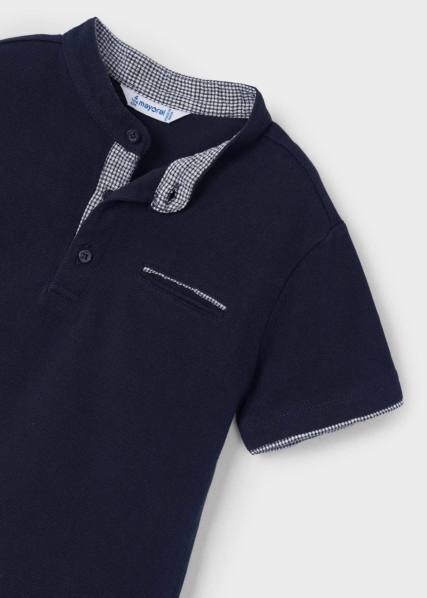 Conjunto de duas peças para meninos: camisa polo e bermuda, cor ocre.