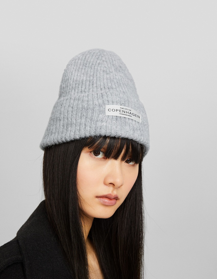 Gorro com etiqueta
