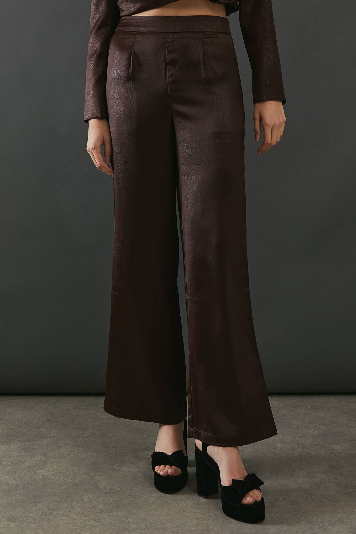 Warehouse Pantalon Large Taille Haute en Satin Craquelé