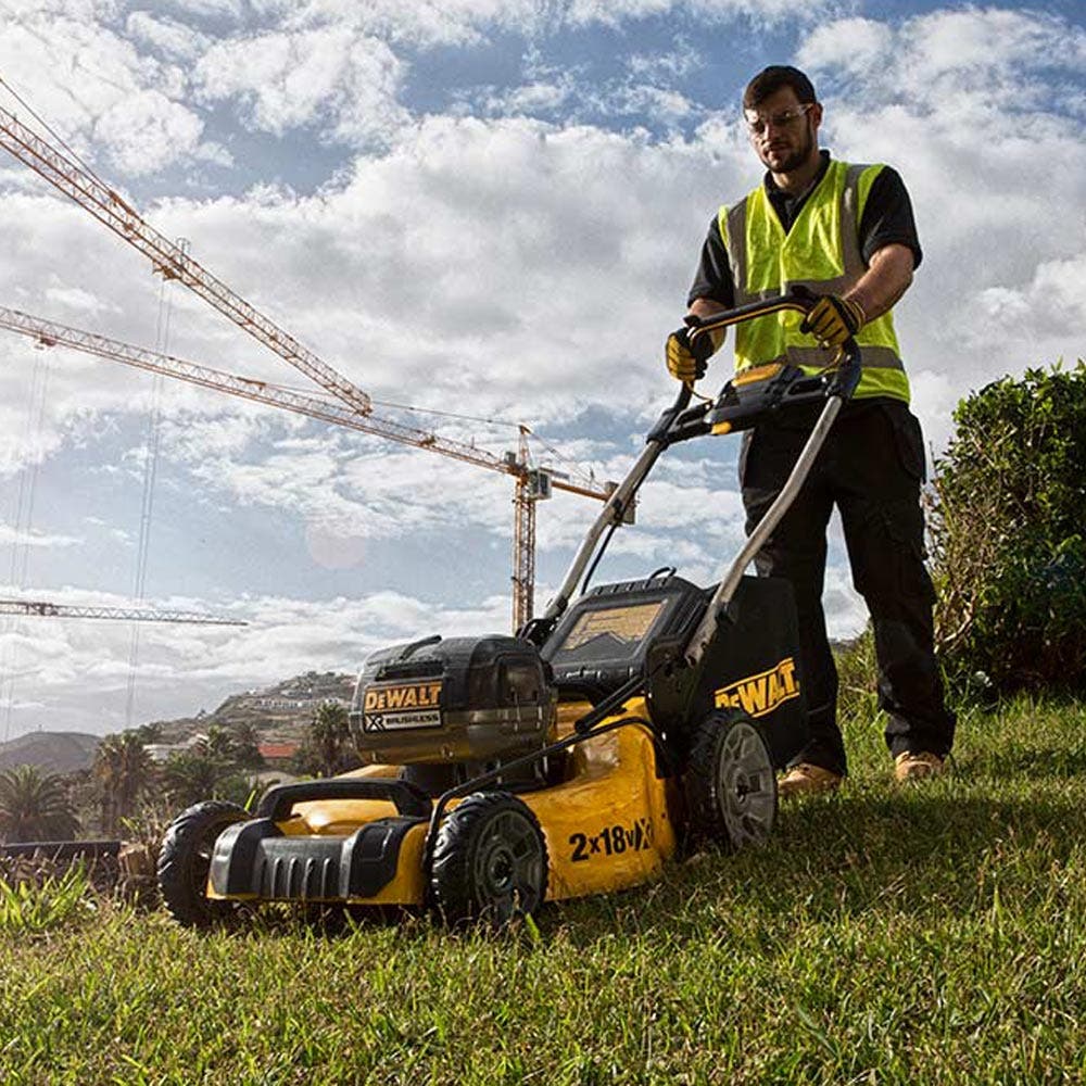 Cortador de grama DEWALT 36V (18X2) XR sem escova de 510 mm, modelo DCMW564N-XE