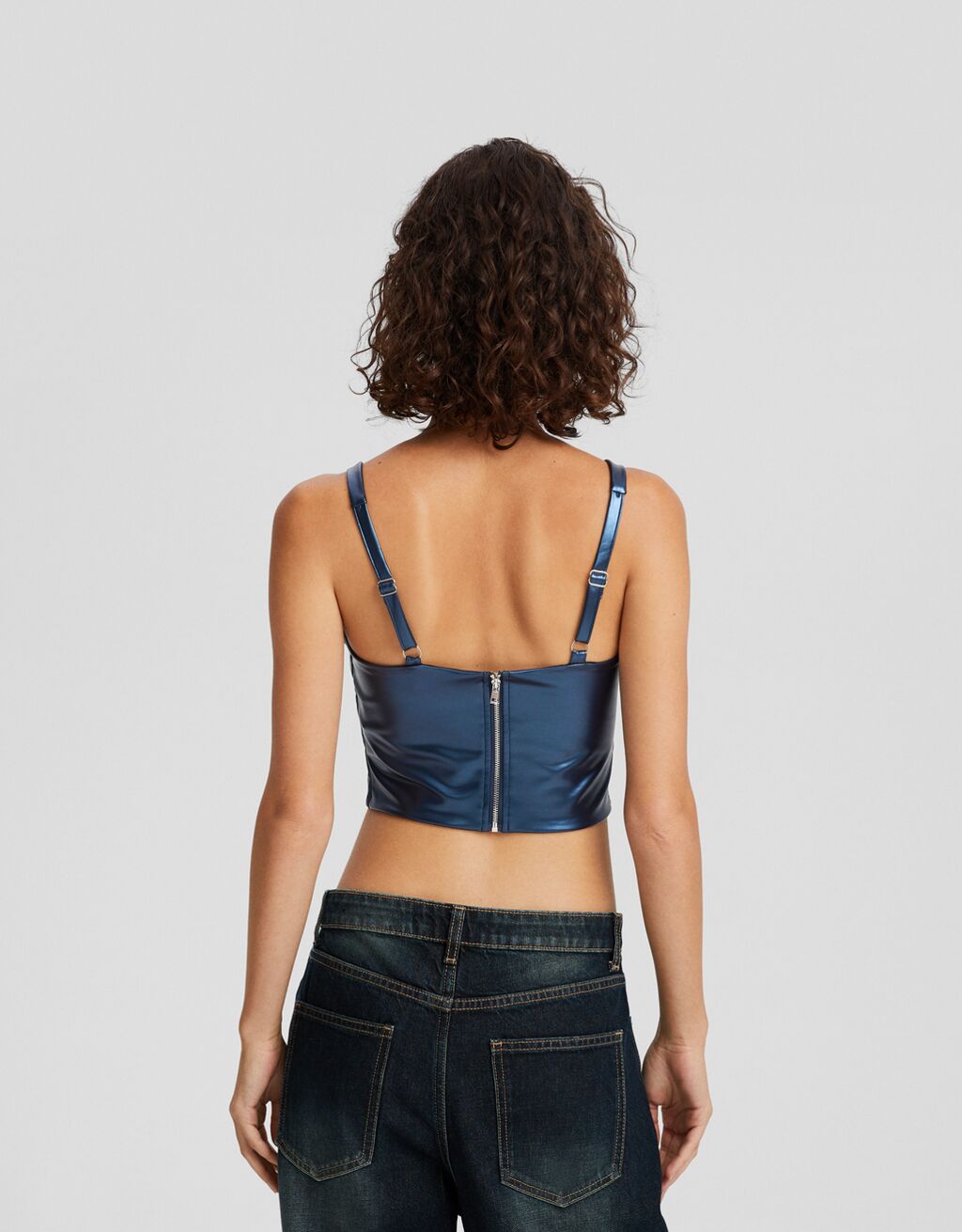 Top cropped em couro sintético metalizado com detalhe vazado