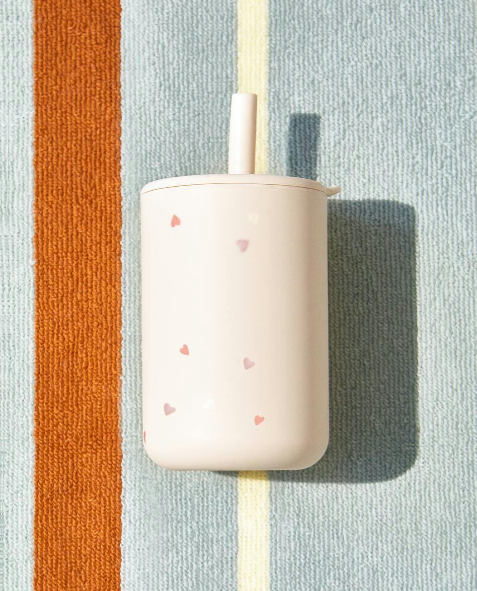 COPO DE SILICONE EM FORMATO DE CORAÇÃO COM CANUDO