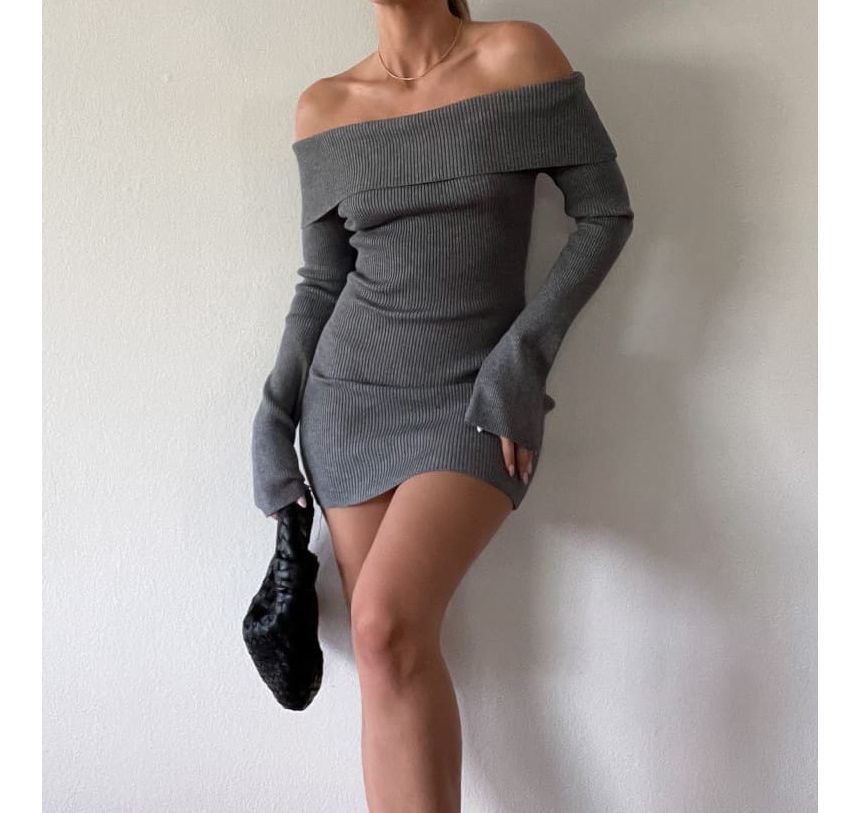 Rosesand - Lange mouw off-shoulder effen gebreide mini-bodyconjurk