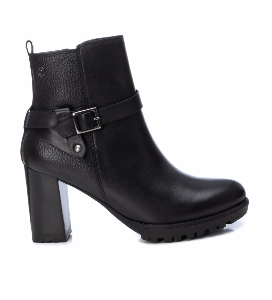 Botas de cano curto Carmela em couro preto, modelo 160056 - Altura do salto: 8 cm -