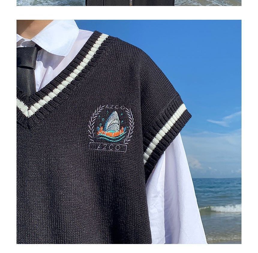 WidoWilder - V-hals vest met haaienmotief