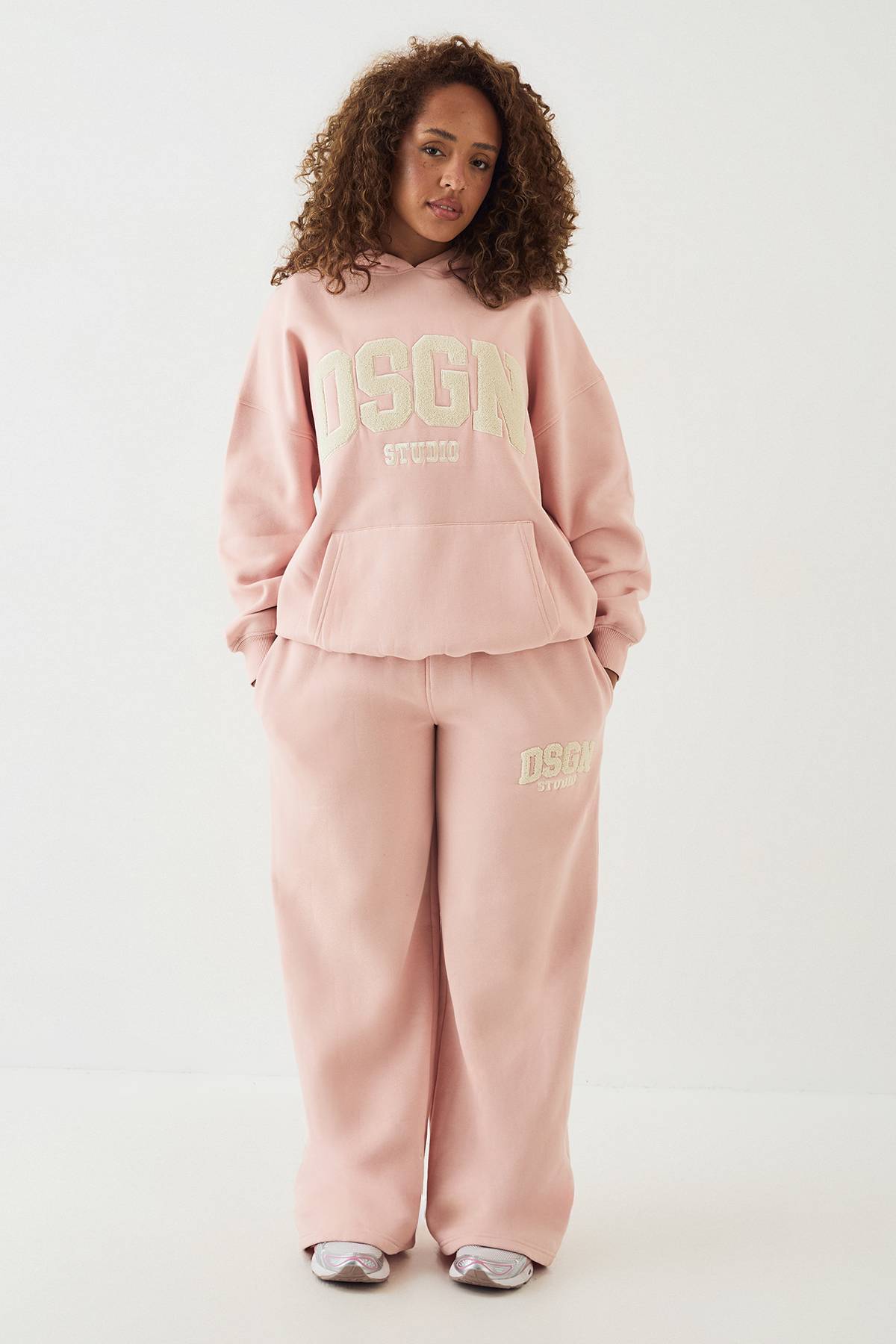 Sweat à Casynthétiqueche Oversize DSGN Studio avec Appliqué Éponge