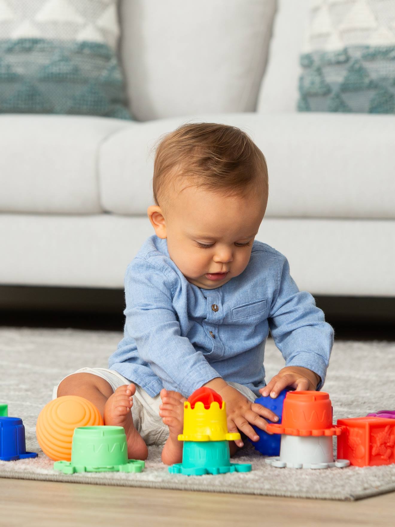Conjunto Infantino multicolorido com bolas, cubos e copos.