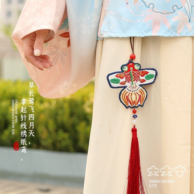 Embroidery Kingdom - DIY borduurpakket met dierenvlieger-amulet
