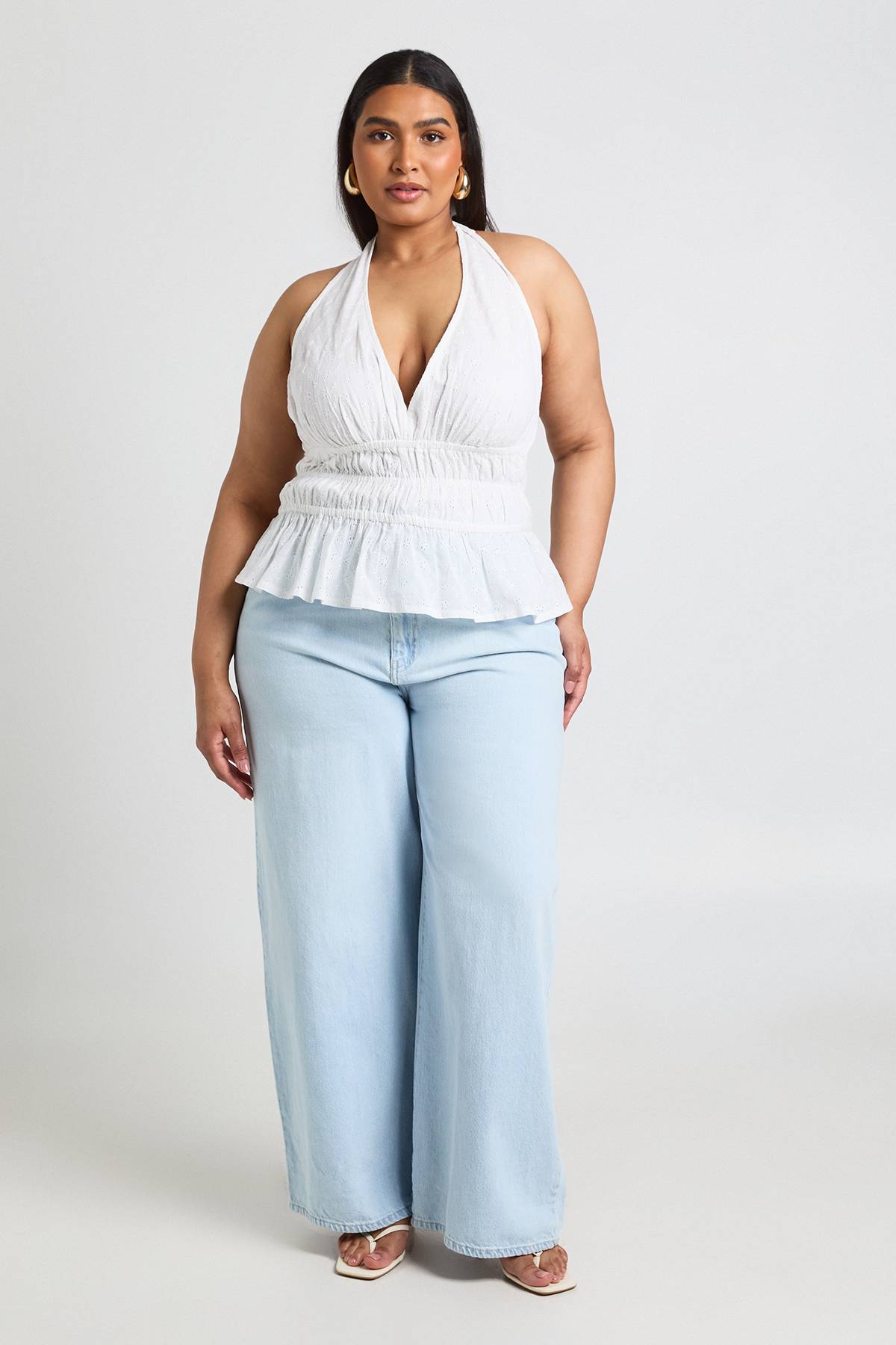 boohoo Haut Grande Taille À Broderie Anglaise Avec Taille Froncée Et Col Licou