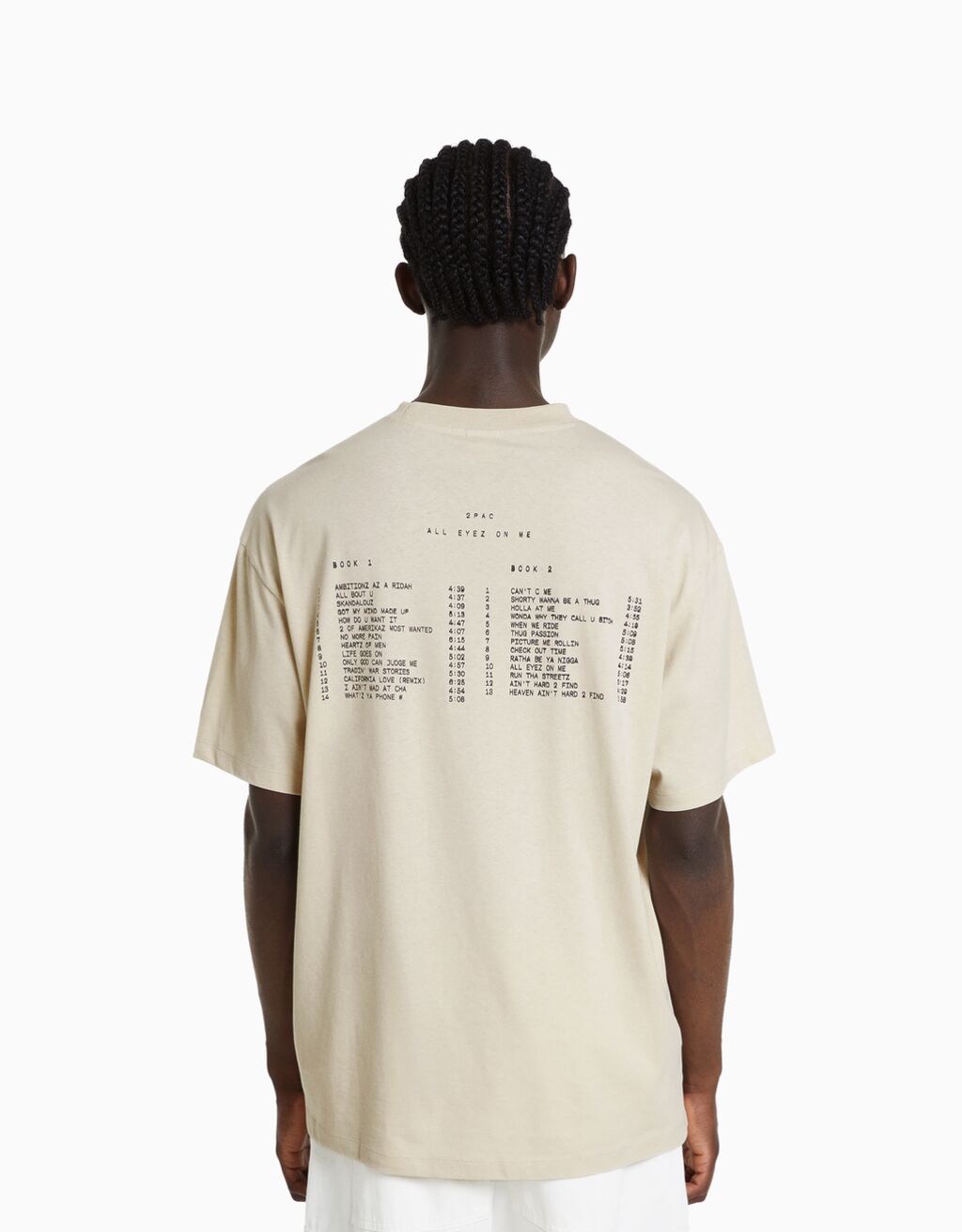 Camiseta de manga curta com estampa do Tupac e modelagem quadrada.