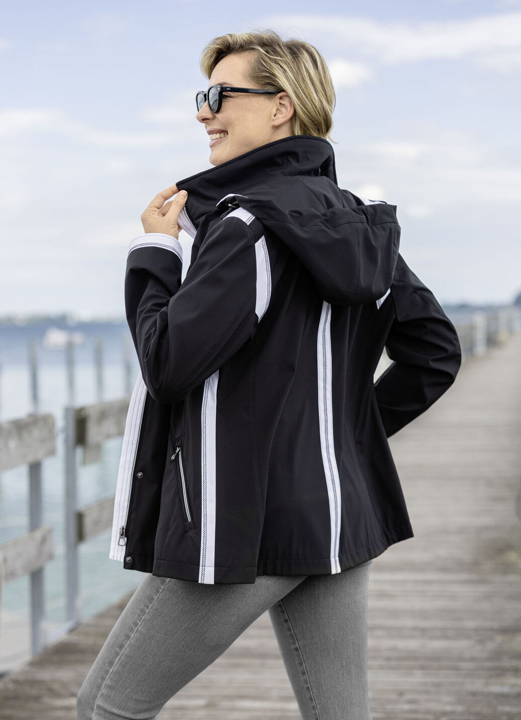 Jacke mit abnehmbarer Kapuze