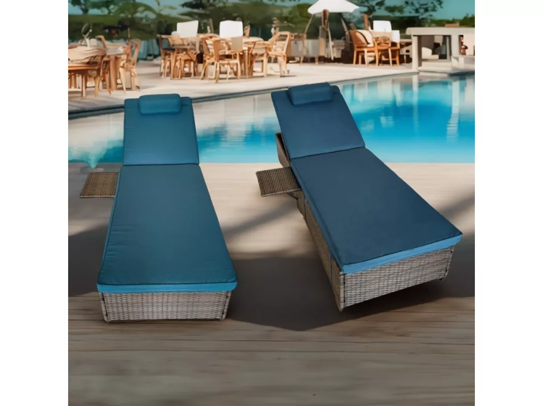 Lot de 2 transats coussins bleus foncé en résine tressée avec tablette latérale PUNTA CANA