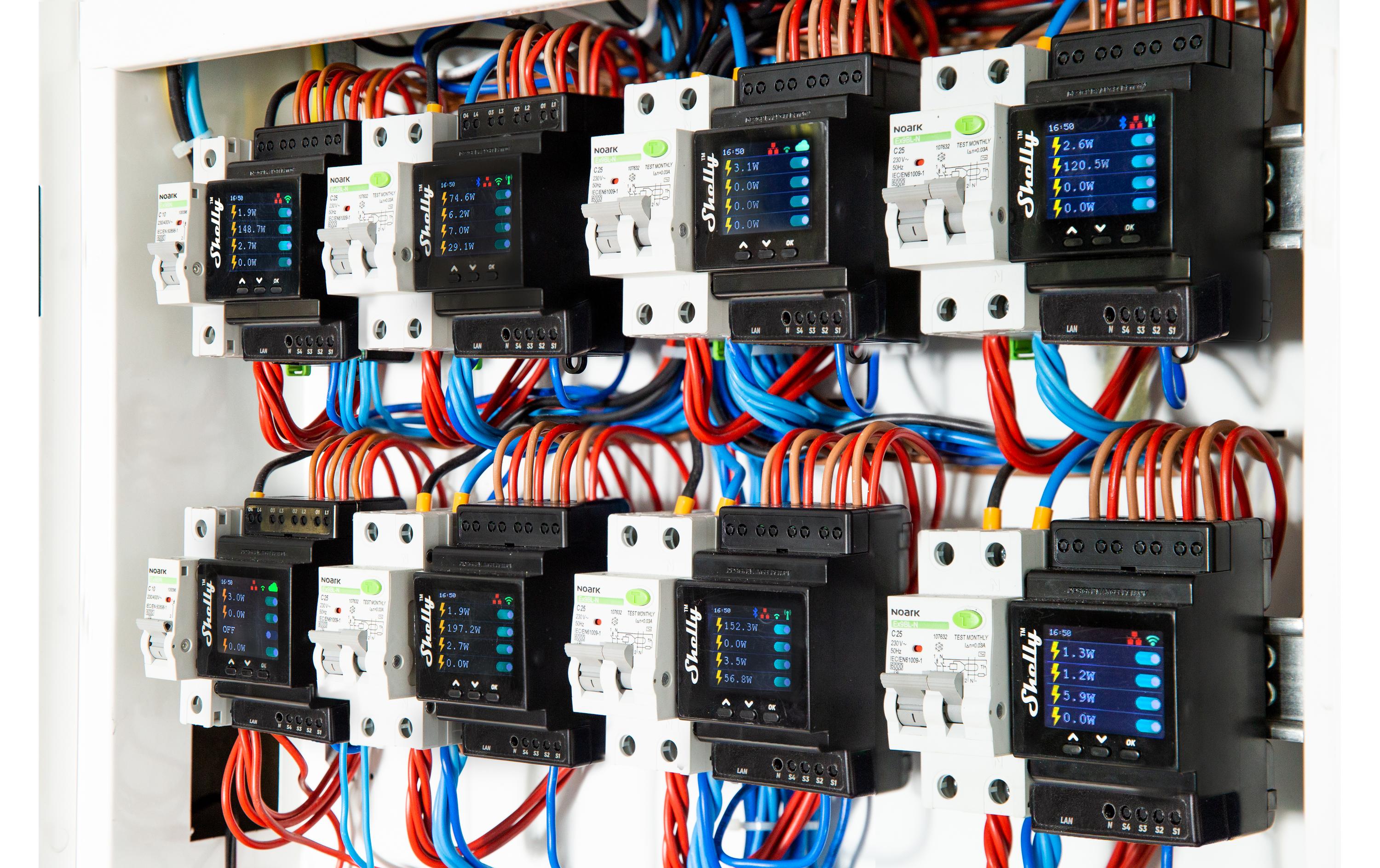 Pro 4PM LAN und WiFi-DIN-Rail Switch<br>LAN und WLAN 4 Kanäle 16 A Schaltaktor, Bluetooth