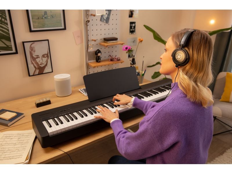 Yamaha E-Piano P-145BT Portables Piano mit 88 Tasten und Bluetooth