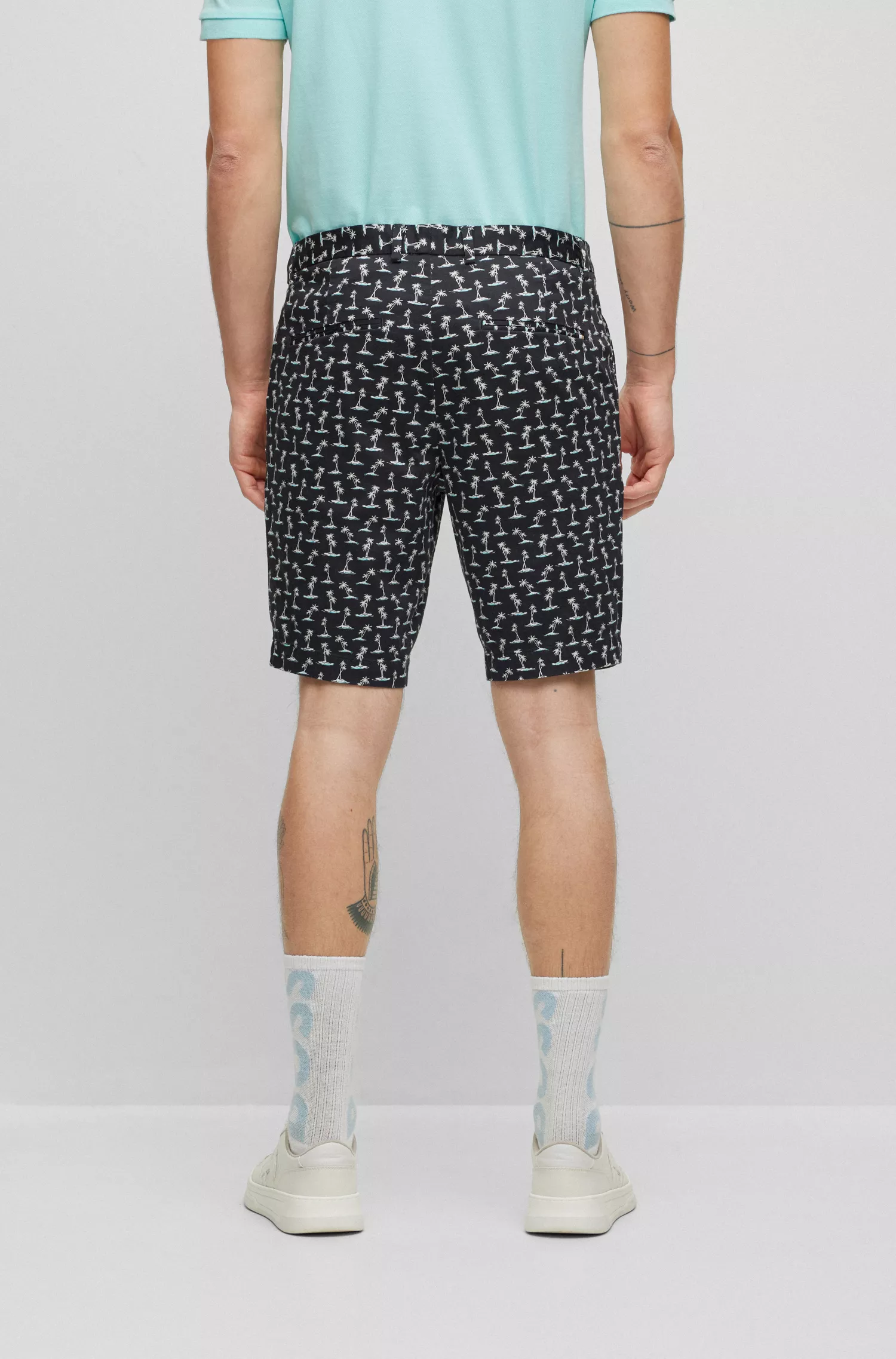Shorts BOSS pretos de corte justo em cetim de algodão elástico com estampa da estação.