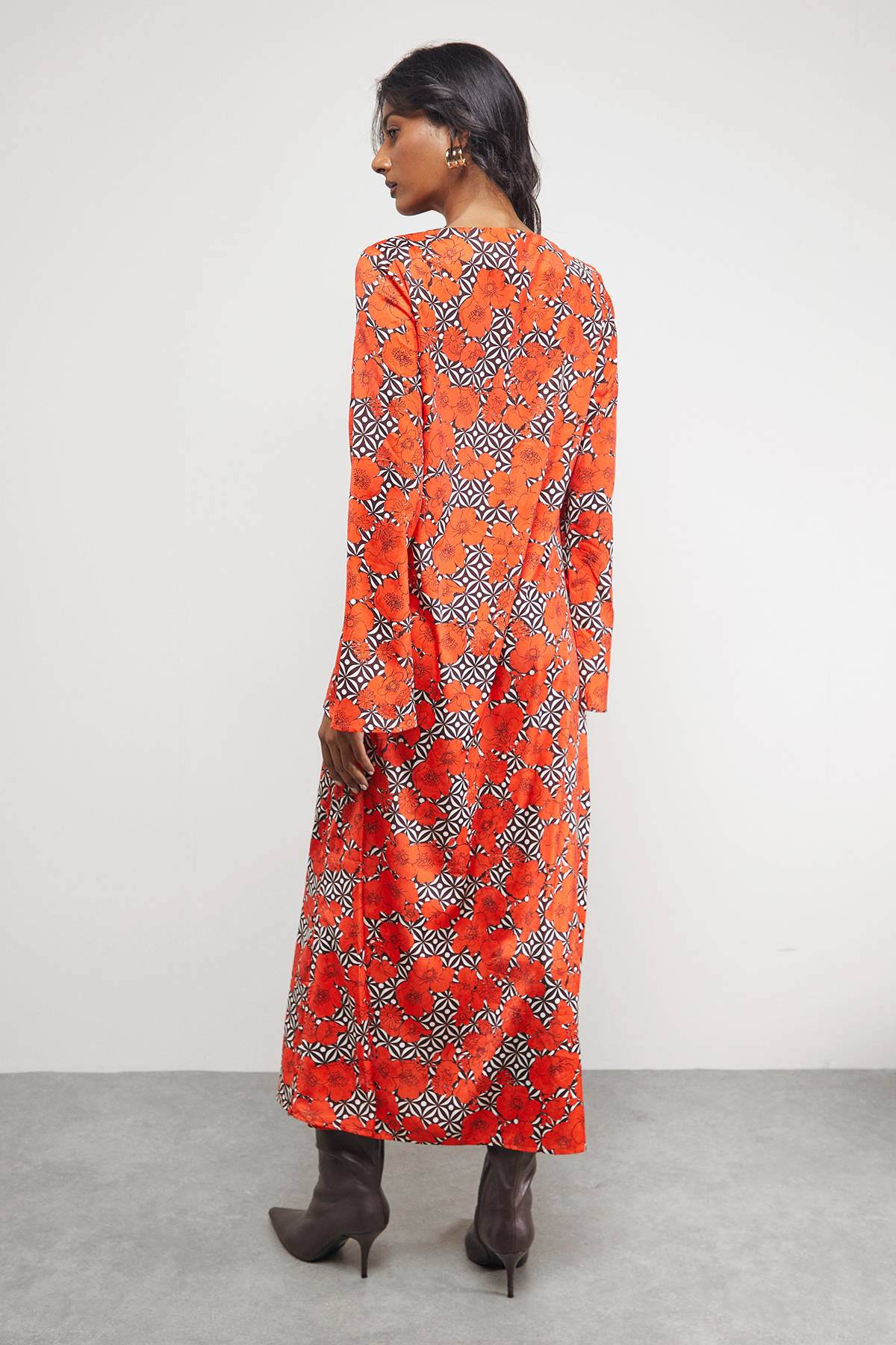 Warehouse Robe Midi Florale en Satin Froissé Coupe Biais avec Boutons Latéraux