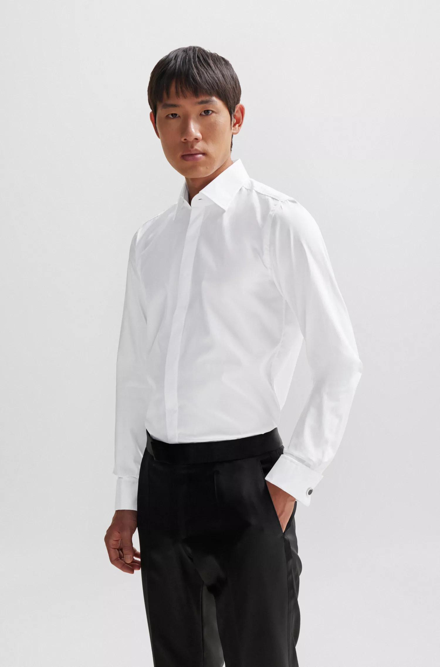 Camisa social BOSS preta, corte slim, em algodão elástico de fácil de passar.