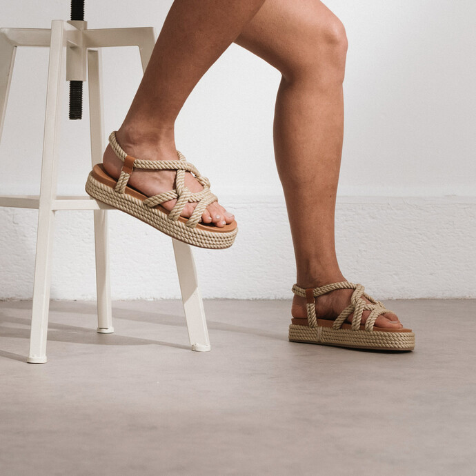 Sandales à brides entrecroisées  en corde beige
