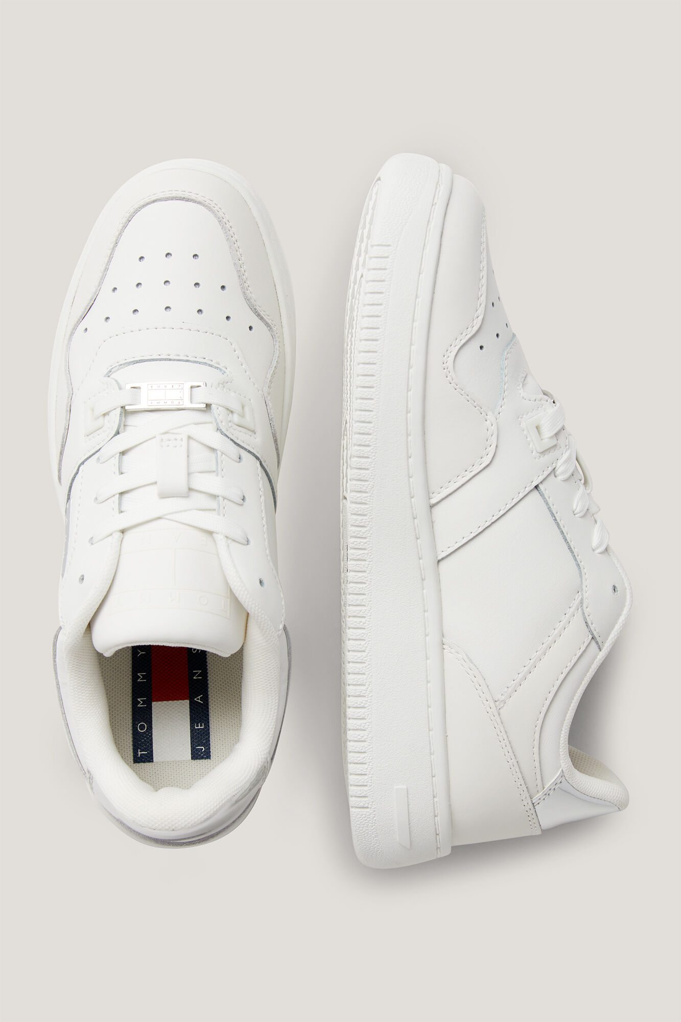 Tênis de basquete feminino Tommy Jeans com calcanhar prateado.