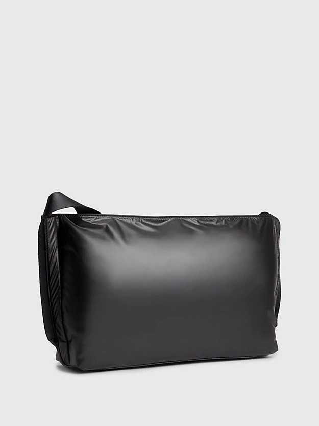 Bolsa de ombro feita de tecido reciclado