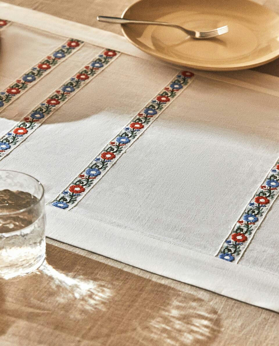 CAMINHO DE MESA DE ALGODÃO BORDADO