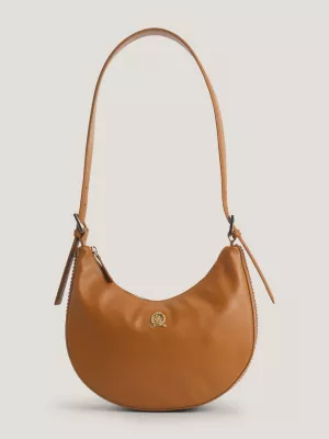 Bolsa Hobo com Placa de Brasão em Couro