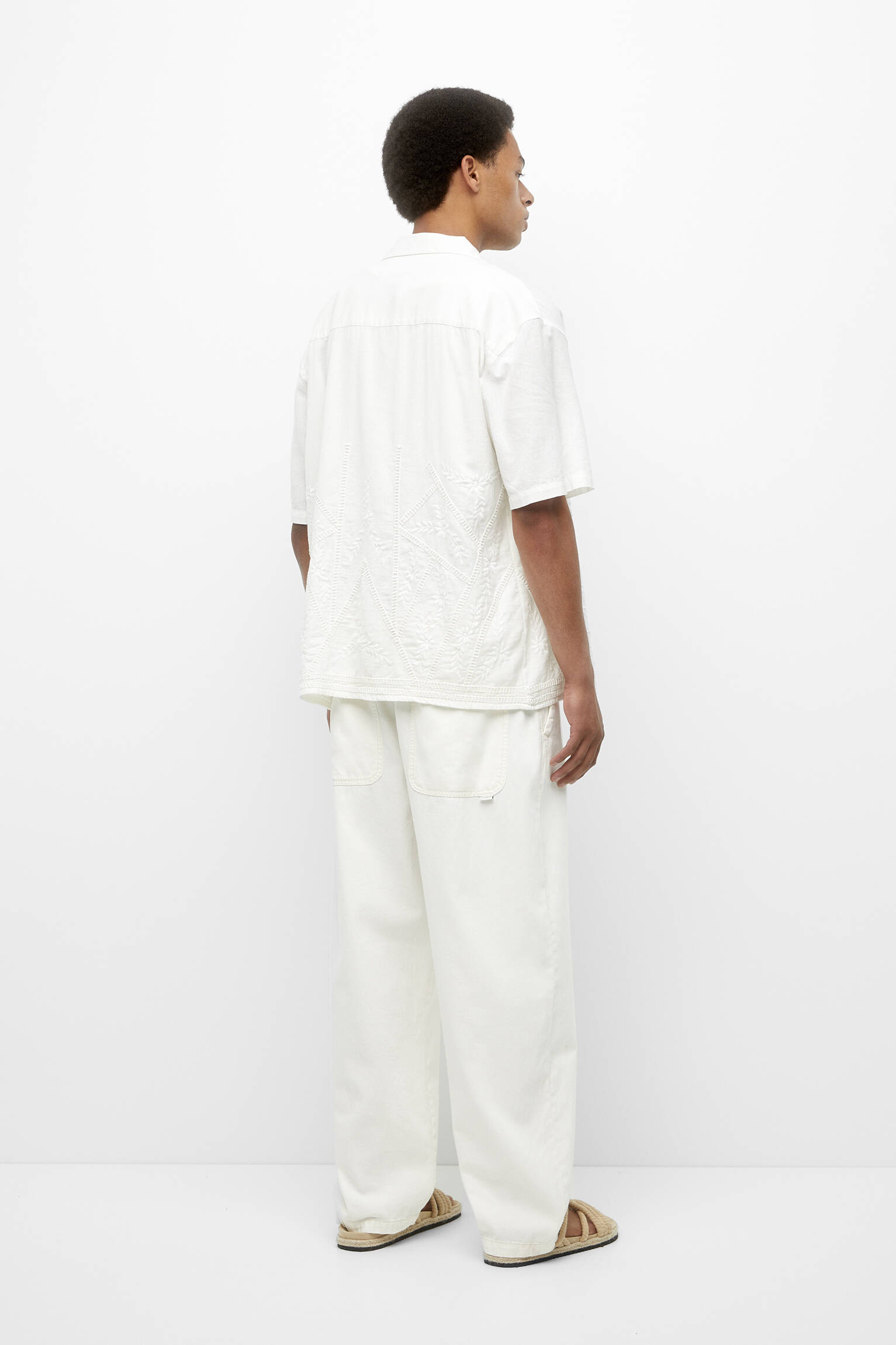 CAMISA BRANCA COM DETALHE NA BORDA - BRANCO SUJO