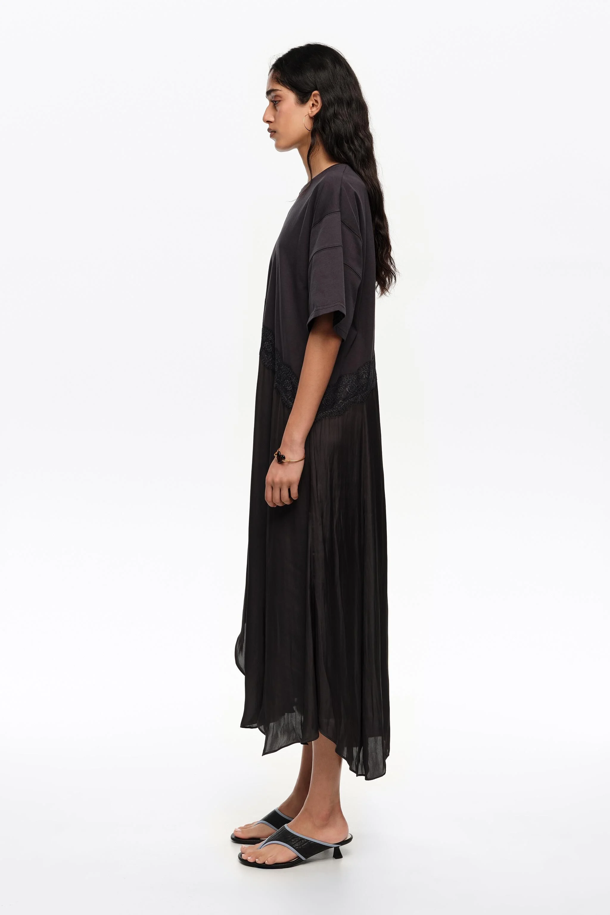 Vestido preto assimétrico de dois materiais